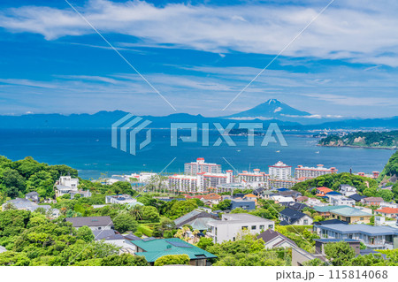 【神奈川県】湘南の住宅地越しに見る、江ノ島と富士山 【神奈川県】湘南の住宅地越しに見る、江ノ島と富士山 115814068
