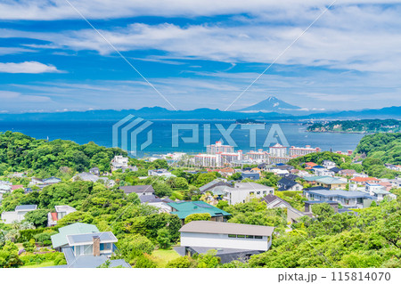 【神奈川県】湘南の住宅地越しに見る、江ノ島と富士山 115814070