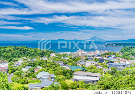 【神奈川県】湘南の住宅地越しに見る、江ノ島と富士山 【神奈川県】湘南の住宅地越しに見る、江ノ島と富士山 115814072