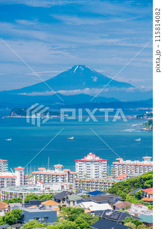 【神奈川県】湘南の住宅地越しに見る、江ノ島と富士山 【神奈川県】湘南の住宅地越しに見る、江ノ島と富士山 115814082