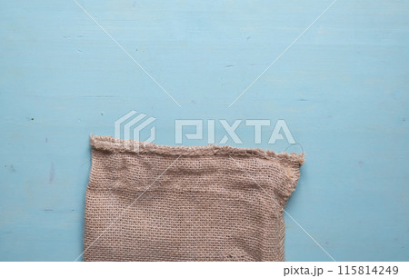 青背景に麻の布袋 青背景に麻の布袋 115814249
