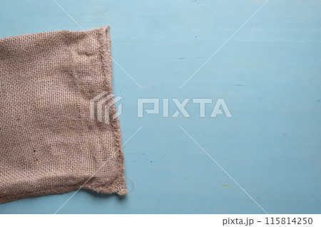 青背景に麻の布袋 115814250