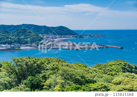 【神奈川県】披露山公園展望台から望む葉山マリーナ方面 115815168