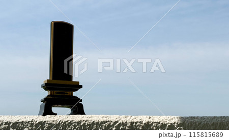 位牌_青空背景右空間 115815689