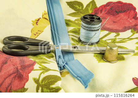 Scissors, zipper lock with a spool of thread and a thimble 115816264