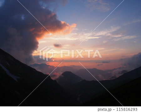 北アルプス･五竜岳から望む夕日 115816293