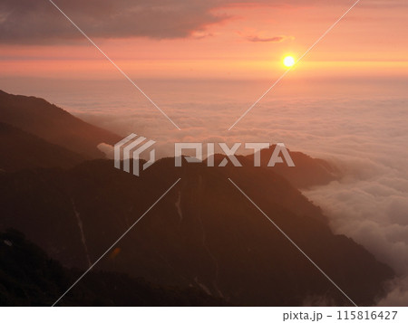 北アルプス･立山連峰のくろゆりのコルから望む夕日 115816427