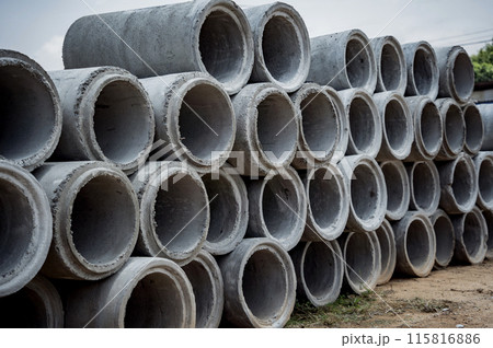 A stack of concrete ring pipes piled and creating a symmetrical arrangement 115816886