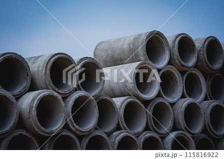 A stack of concrete ring pipes piled and creating a symmetrical arrangement 115816922