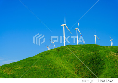 青空を背景に大自然に聳え立つ風力発電風景(阿蘇にしはらウインドファーム) 115817321