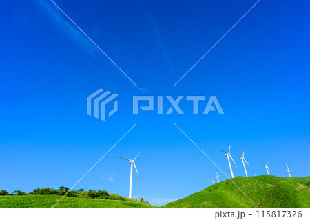 青空を背景に大自然に聳え立つ風力発電風景(阿蘇にしはらウインドファーム) 青空を背景に大自然に聳え立つ風力発電風景(阿蘇にしはらウインドファーム) 115817326
