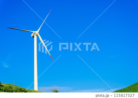 青空を背景に大自然に聳え立つ風力発電風景(阿蘇にしはらウインドファーム) 115817327