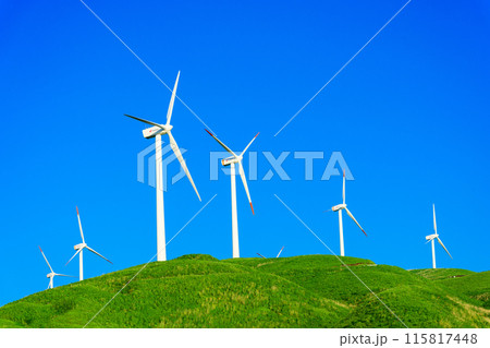青空を背景に大自然に聳え立つ風力発電風景(阿蘇にしはらウインドファーム) 115817448