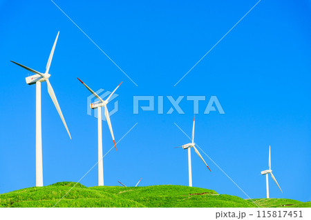 青空を背景に大自然に聳え立つ風力発電風景(阿蘇にしはらウインドファーム) 青空を背景に大自然に聳え立つ風力発電風景(阿蘇にしはらウインドファーム) 115817451