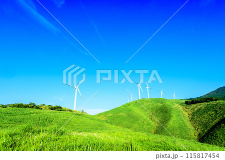 青空を背景に大自然に聳え立つ風力発電風景(阿蘇にしはらウインドファーム) 115817454