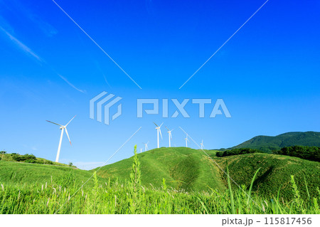 青空を背景に大自然に聳え立つ風力発電風景(阿蘇にしはらウインドファーム) 青空を背景に大自然に聳え立つ風力発電風景(阿蘇にしはらウインドファーム) 115817456