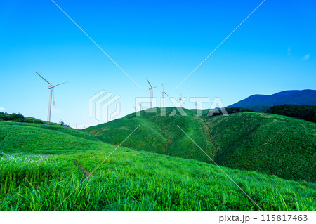 青空を背景に大自然に聳え立つ風力発電風景(阿蘇にしはらウインドファーム) 115817463