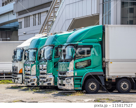 港湾施設に並んで停められた大型トラック 港湾施設に並んで停められた大型トラック 115817527