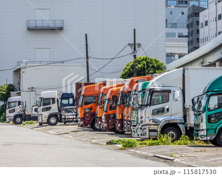 港湾施設に並んで停められた大型トラック 港湾施設に並んで停められた大型トラック 115817530