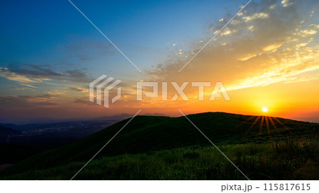 絶景展望から美しい夕焼け空風景 金峰山~長崎普賢岳に沈む夕日風景 観光スポット扇坂展望所(俵山) 絶景展望から美しい夕焼け空風景 金峰山~長崎普賢岳に沈む夕日風景 観光スポット扇坂展望所(俵山) 115817615