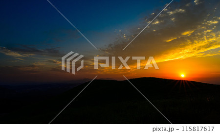 絶景展望から美しい夕焼け空風景 金峰山~長崎普賢岳に沈む夕日風景 観光スポット扇坂展望所(俵山) 絶景展望から美しい夕焼け空風景 金峰山~長崎普賢岳に沈む夕日風景 観光スポット扇坂展望所(俵山) 115817617