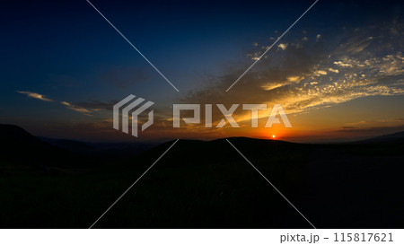 絶景展望から美しい夕焼け空風景 金峰山~長崎普賢岳に沈む夕日風景 観光スポット扇坂展望所(俵山) 絶景展望から美しい夕焼け空風景 金峰山~長崎普賢岳に沈む夕日風景 観光スポット扇坂展望所(俵山) 115817621