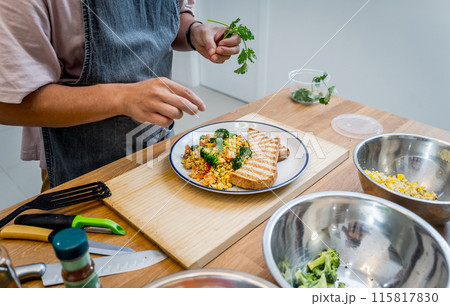 Chef at the kitchen preparing tofu scramble with vegetables 115817830