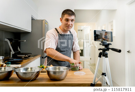 The chef is broadcasting live from workshop how to prepare a vegetarian food 115817911