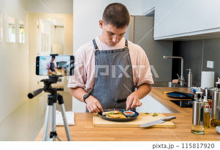 The chef is broadcasting live from workshop how to prepare a vegetarian food 115817920