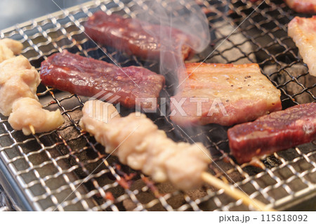 バーベキューの調理風景。豚肉、牛肉、焼き鳥。 115818092