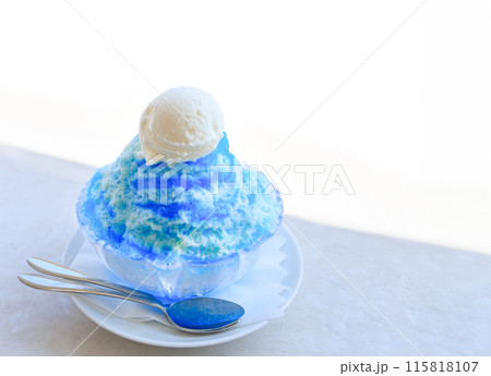 青いカキ氷、バニラアイス乗せ 115818107