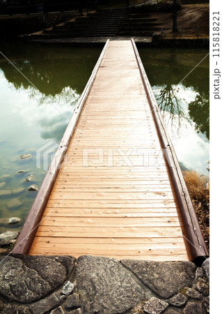 木製の橋のある風景 木製の橋のある風景 115818221