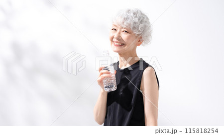 水分補給　水　女性 115818254
