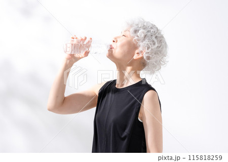 水分補給　水　女性 115818259