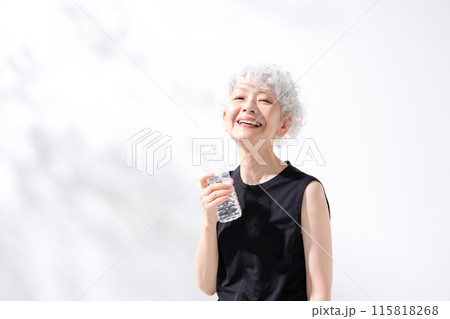 水分補給　水　女性 115818268