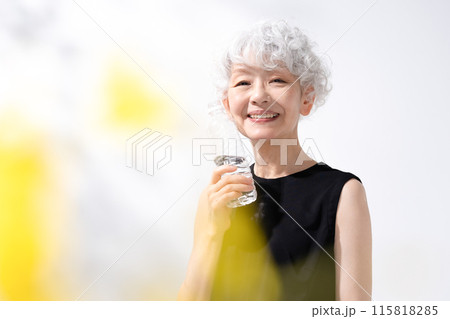 水分補給 水 女性 前ボケ 水分補給 水 女性 前ボケ 115818285