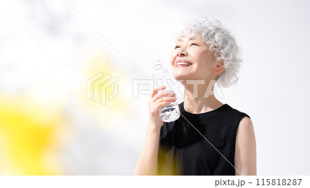水分補給 水 女性 前ボケ 水分補給 水 女性 前ボケ 115818287