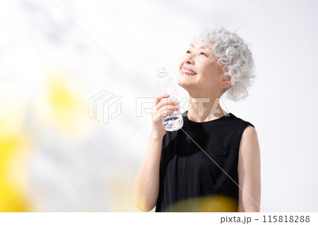 水分補給 水 女性 前ボケ 水分補給 水 女性 前ボケ 115818288