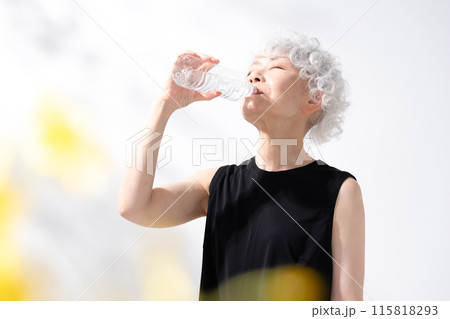 水分補給　水　女性　前ボケ 115818293