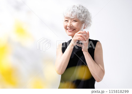 水分補給　水　女性　前ボケ 115818299