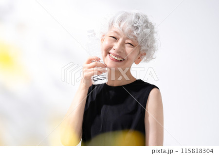 水分補給 水 女性 前ボケ 水分補給 水 女性 前ボケ 115818304