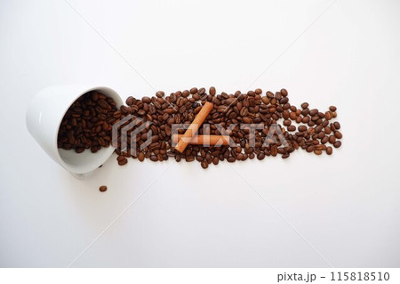 白い背景に置いたコーヒー豆、カフェと喫茶イメージ背景 115818510