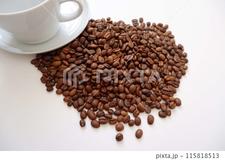 白い背景に置いたコーヒー豆、カフェと喫茶イメージ背景 白い背景に置いたコーヒー豆、カフェと喫茶イメージ背景 115818513