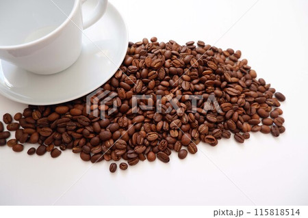 白い背景に置いたコーヒー豆、カフェと喫茶イメージ背景 115818514