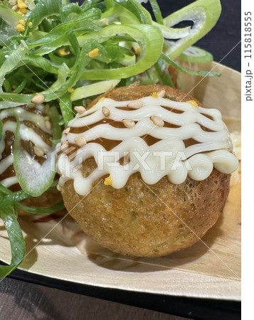 マヨネーズとネギがかかったタコ焼き マヨネーズとネギがかかったタコ焼き 115818555