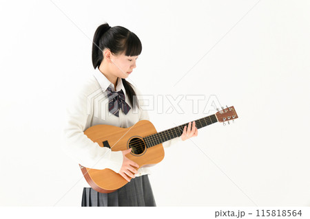 ギターを抱える女子高生 ギターを抱える女子高生 115818564
