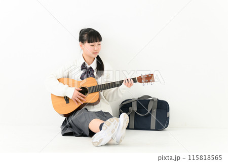 ギターを弾く女子高生 ギターを弾く女子高生 115818565