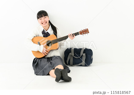 ギターを弾く女子高生 115818567
