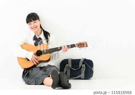 ギターを弾く女子高生 115818568