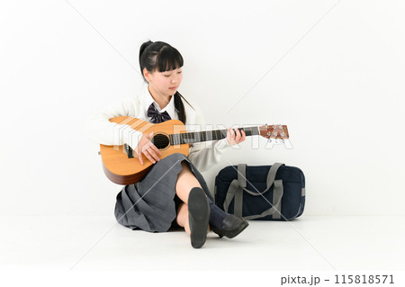 ギターを弾く女子高生 ギターを弾く女子高生 115818571